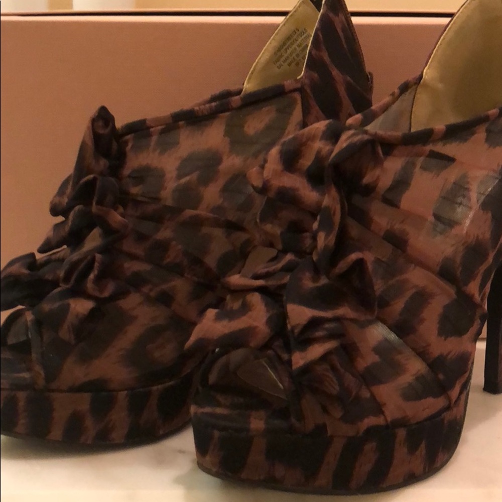 Leopard ruffle Nine West heels - Picture 4 of 5
